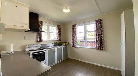 3 Bedroom in Hewer Crescent - Photo 3