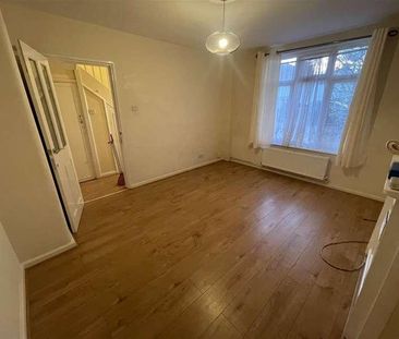 Bedroom House With Garden And Own Driveway - Edgware, HA8 - Photo 2