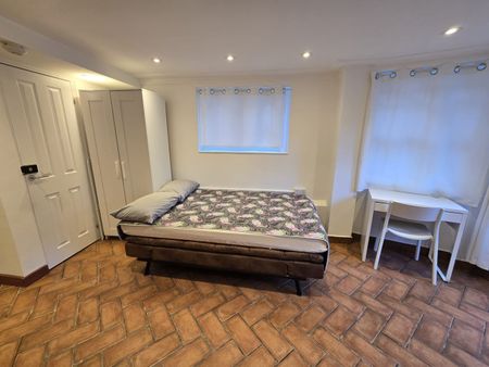 Studio Flat, Addison Road, W14 - Photo 4