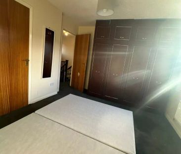 6 Bedroom 2.5 Bathroom Apartment - Photo 6