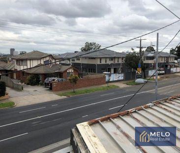 Top floor living at its best! - Photo 5