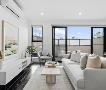 Light Filled Luxury - Photo 2