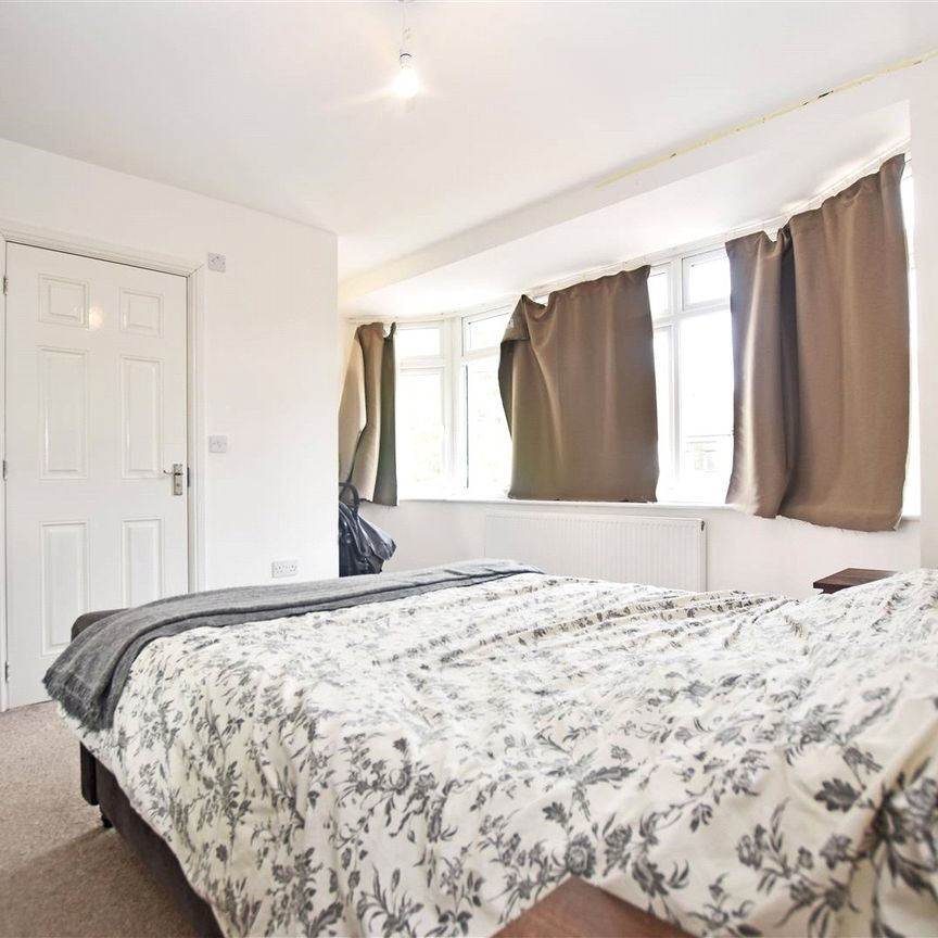 Osterley Avenue, Isleworth - 5 bedrooms Property for lettings - Chasebuchanan - Photo 1