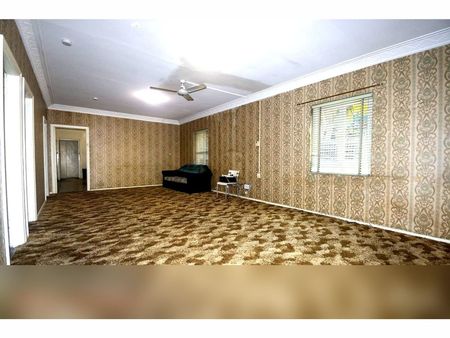 Spacious 4-Bedroom Unit in Prime Location - Photo 3