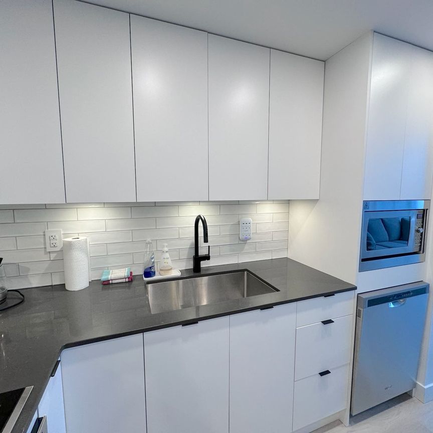 FURNISHED: Brooklyn – 2 bedroom, 2 bath, corner unit - Photo 1