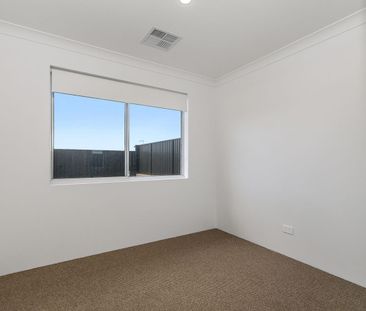 Stylish Family Home with Double Garage in a Prime Baldivis Location - Photo 5