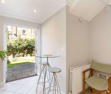 Modern townhouse in the heart of Windsor. - Photo 3