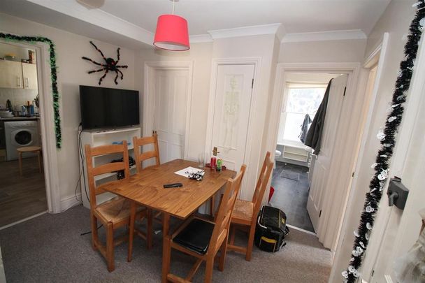 4 bedroom flat to rent - Photo 1