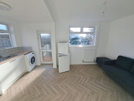 3 bedroom semi-detached house to rent - Photo 2