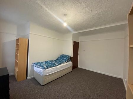 4 bedroom semi-detached house to rent - Photo 5