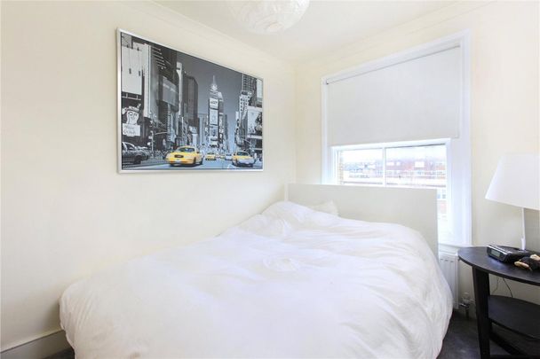 3 bedroom flat in Stockwell - Photo 1