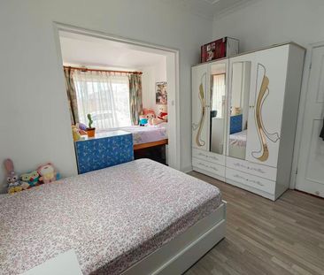 Spacious 4-Bedroom Family Home with Sunroom - Photo 4