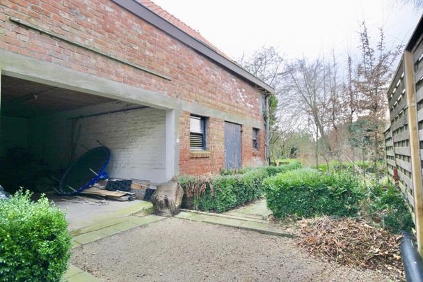 Instapklare, half-open woning met 3 slpk, bijgebouw en oprit voor 985 EUR/mnd - Foto 1