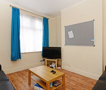 4 bedroom property in a great location - Photo 1