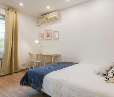 Room in a shared 6-bedroom apartment for rent in Argüelles, perfect for professionals and students - Photo 1