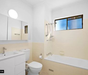 MGM MARTIN - UPDATED TWO BEDROOM APARTMENT - Photo 3