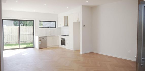 2/156 Leamington Street, Reservoir - Photo 2