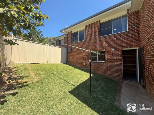 Renovated townhouse within walking distance to town - Photo 1