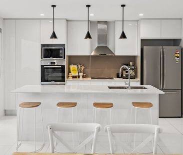This Spacious Townhouse is beautifully designed & impeccably presen... - Photo 1
