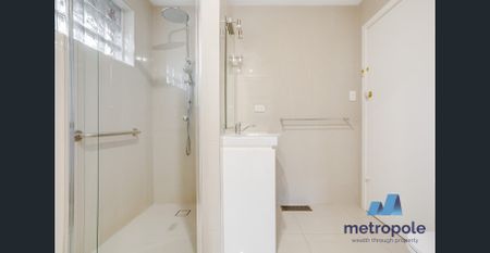 BEAUTIFULLY PRESENTED HOME A WALK TO SCHOOLS - Photo 5