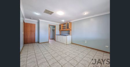 FIVE BEDROOM RESIDENCE WITH POOL - Photo 5