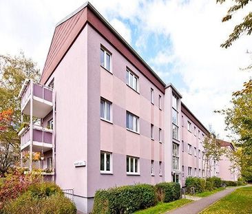 Helle 2-Zimmer-Wohnung mit frisch saniertem Badezimmer und Balkon ins Grüne - Photo 2