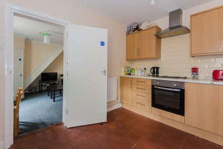 4 bedroom semi-detached house to rent - Photo 4