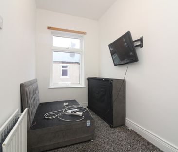 3 Bedroom Mid Terraced House - Photo 2
