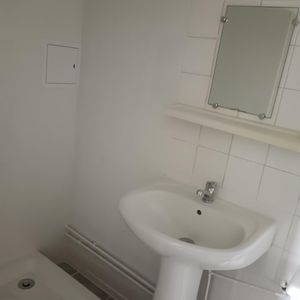 LE MANS - CHASSE ROYALE Studio 26.50m2 SALLE DE DOUCHE AVEC WC, PIECE PRINCIPALE? COIN CUISINE - Photo 3