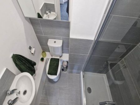1 bedroom in a house share to rent - Photo 2