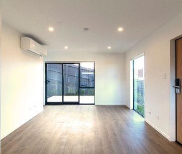 Modern 3 bedroom townhouse with water views - Photo 1