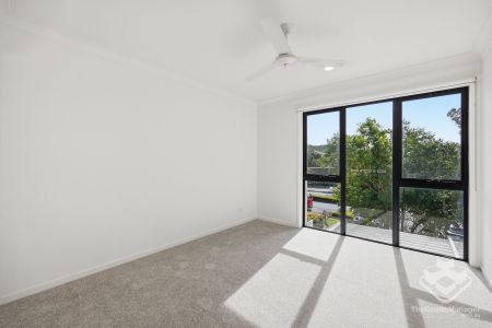 Opposite Park - 3 Bedrooms + Study - Photo 2