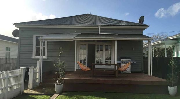 Reduced Rent on One Bedroom flat with private yard - Photo 1