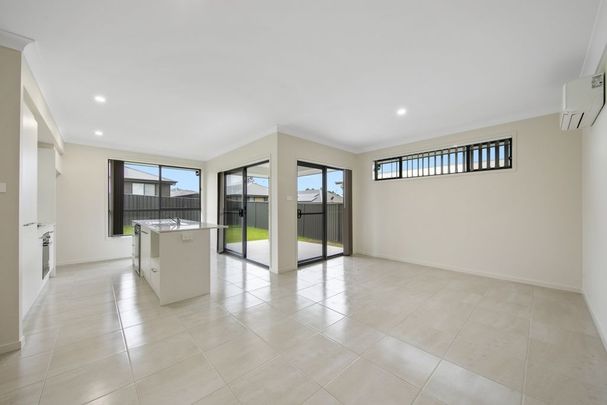 Modern unit with location conveniences - Photo 1