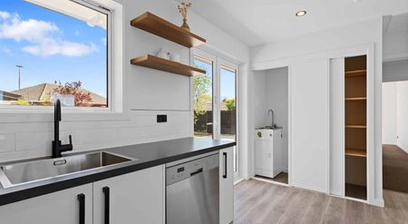 Renovated 3 Bedroom Gem on Spacious Grounds! Available for a 6 month tenancy. - Photo 4