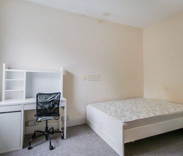 4 bedroom end of terrace house to rent - Photo 2
