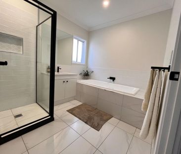 Stunning Large 4 Bedroom Home on Large Block - Photo 6