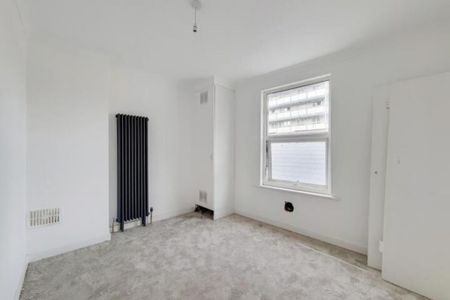 3 bedroom flat to rent - Photo 5