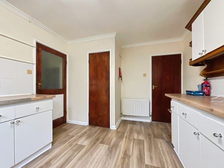 5 bedroom Detached House to let - Photo 3