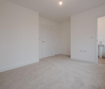 3 bedroom end of terrace house to rent - Photo 4