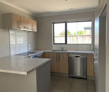 Lovely Modern 3 Bedroom Home - Photo 3