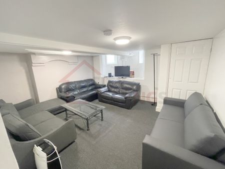 8 Bedroom Mid Terraced House - Photo 2
