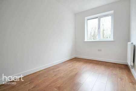 4 bedroom semi-detached house to rent - Photo 3