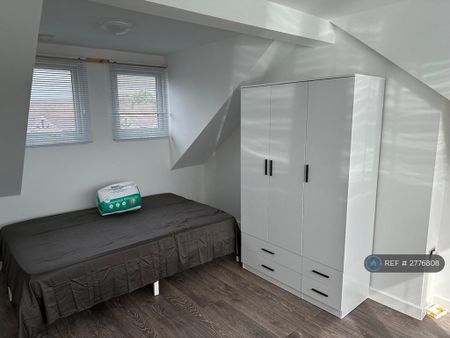 1 bedroom in a house share to rent - Photo 2