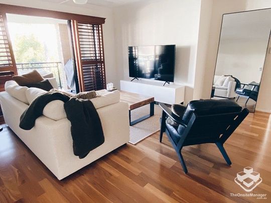 3 bedrooms, 2 NEW BATHROOMS, 2 car lock up garage - Photo 1