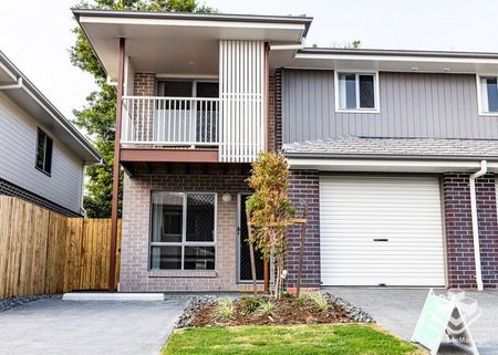 Near New 3 Bedroom Townhouse - Photo 2