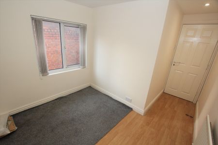 4 Bedroom Town House, Chester - Photo 2