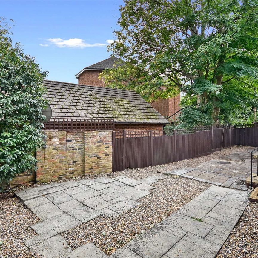 A well presented and spacious 4 bedroom detached house on a quiet residential road in Northwood. Available now and offered unfurnished. - Photo 1