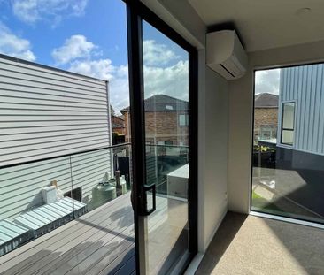 MODERN TOWNHOUSE WAITING FOR YOU! - Photo 4