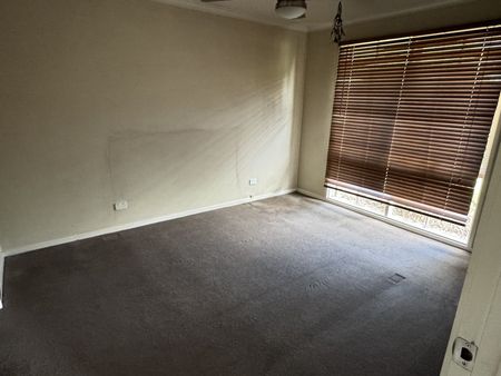 COMFORTABLE FAMILY LIVING - Photo 3